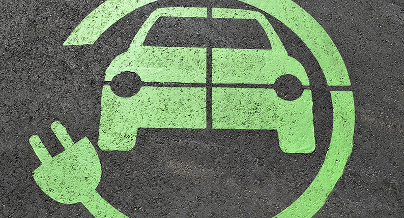 苗圩：新能源汽車明年或將撐起車市“半壁江山”